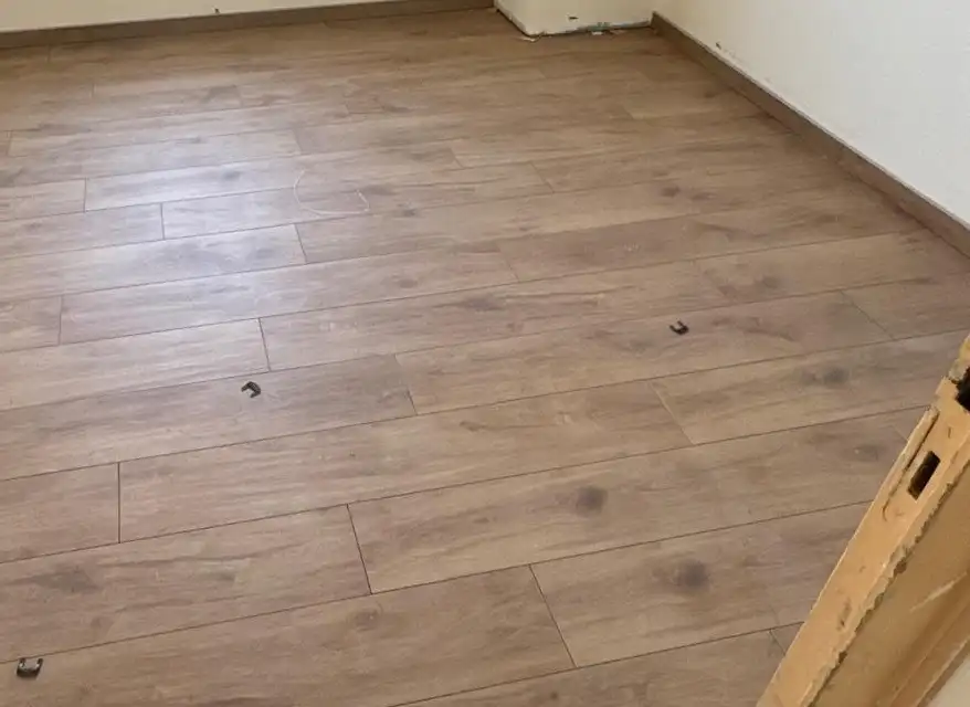 Chambre au sol en carrelage effet bois avec plinthes assorties