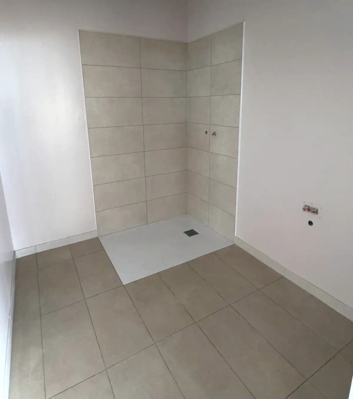 Douche de plain-pied : carrelage mural beige et receveur extra-plat, sol assorti