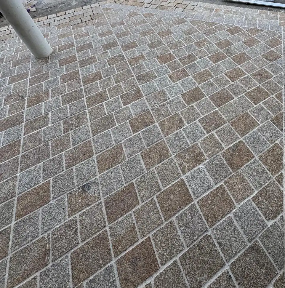 La même entrée en pavés de granit, joints terminés